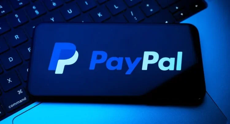 PayPal-Logo auf einem Smartphone vor dunklem Hintergrund – Symbol für sichere digitale Zahlungen